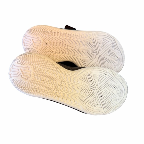 Nike Kids Kyrie Flytrap 6 Black and Gray Sneakers Size 1Y - Picture 6 of 6